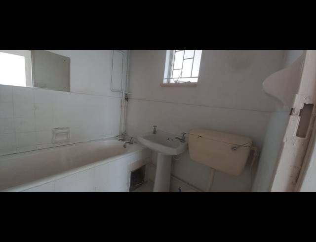 1 BEDROOM FLAT TO LET IN ESSENWOOD